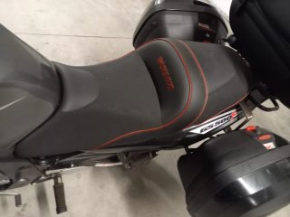 Suzuki GS 500F con maletas y baúl