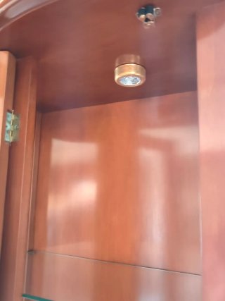Vitrina antigua con luz