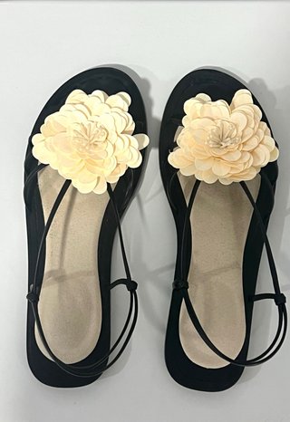 Sandalias Zara Flor Beige y Negra Nuevas