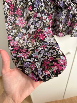 Blusa Stradivarius floral escote pico