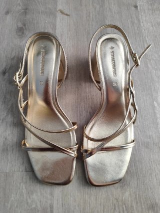 Sandalias tira doradas · Stradivarius · 39 (nueva)