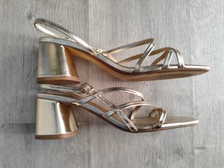 Sandalias tira doradas · Stradivarius · 39 (nueva)