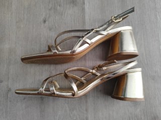 Sandalias tira doradas · Stradivarius · 39 (nueva)