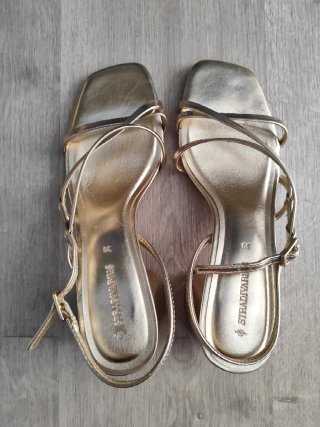 Sandalias tira doradas · Stradivarius · 39 (nueva)