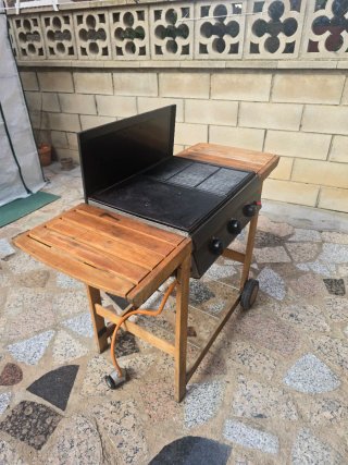 Barbacoa de gas negra y madera.