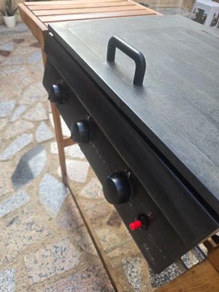 Barbacoa de gas negra y madera.