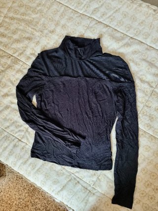 Blusa negra con cuello transparente