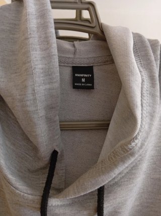 Set sportivo grigio con cappuccio