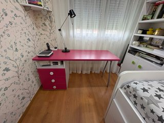 Cama doble con colchones, cajones y escritorio.