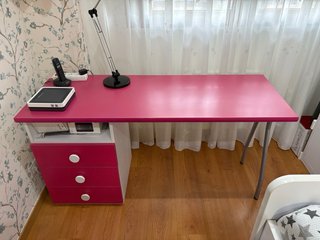 Cama doble con colchones, cajones y escritorio.