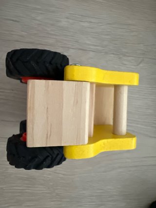 Coche de madera amarillo