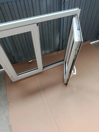 Ventana oscilobatiente aluminio blanca
