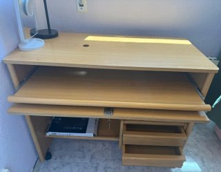 Escritorio madera con cajones y silla. Negociable