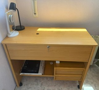 Escritorio madera con cajones y silla. Negociable