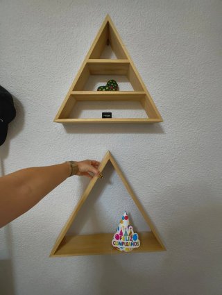 2 Estanterías triangulares de madera de diseño.
