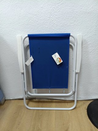 Silla de playa plegable azul y blanca