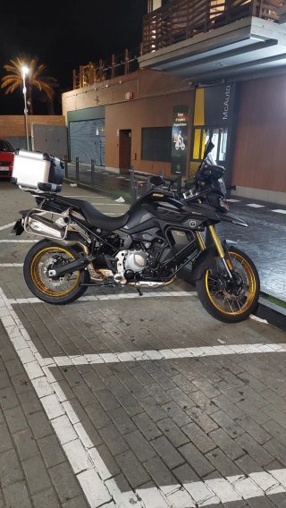 Voge 900DSX 2025 Negra y Dorada