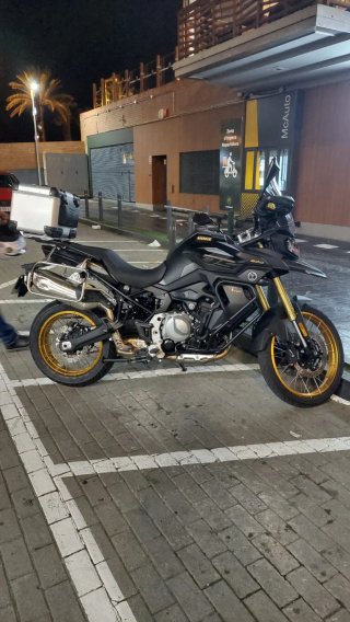 Voge 900DSX 2025 Negra y Dorada
