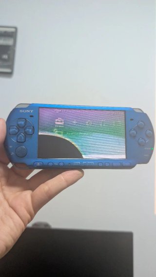 PSP 3000 azul - pantalla rota, no carga