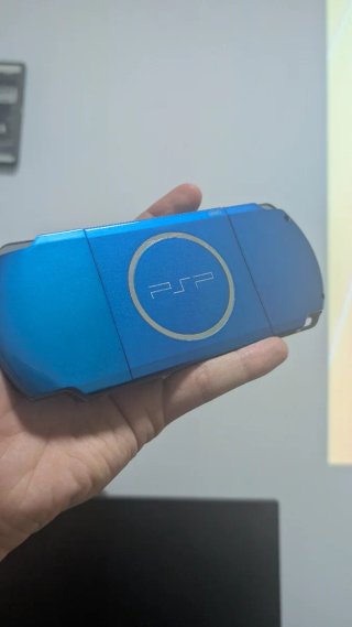 PSP 3000 azul - pantalla rota, no carga