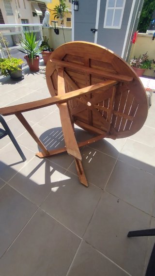 Mesa de madera de TEKA plegable.