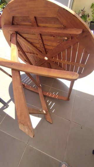 Mesa de madera de TEKA plegable.