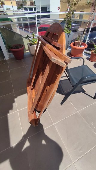 Mesa de madera de TEKA plegable.