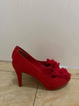 Tacones rojos Marypaz con flor