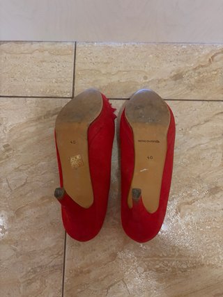Tacones rojos Marypaz con flor