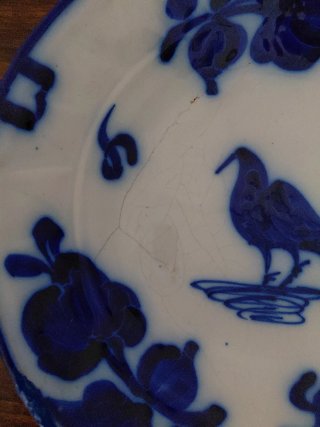 Plato antiguo azul con pájaro