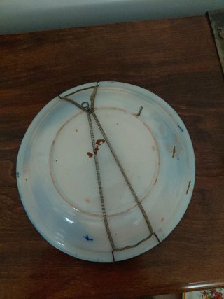 Plato antiguo azul con pájaro