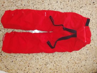 Pantalones de esquí rojos con cremalleras