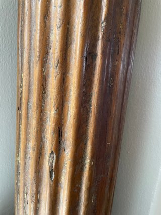 Pareja de columnas antiguas de madera