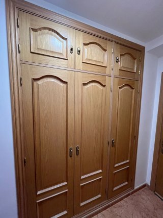 Puertas y frentes de armario de madera roble.
