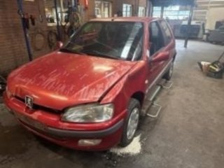 Peugeot 106 rojo 3p para despiece