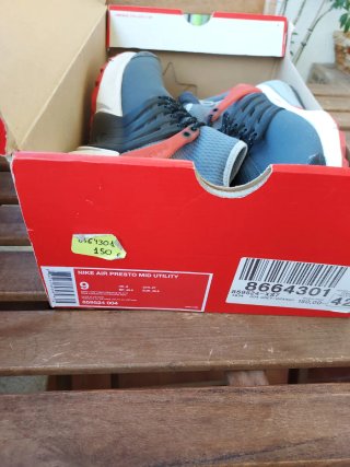 Zapatillas Nike grises y naranjas