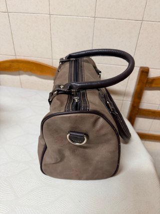 Bolso marrón con logo
