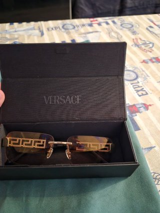 Gafas de sol Versace negras y doradas