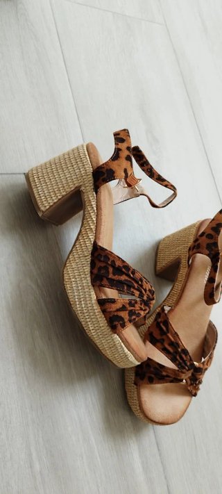 Sandalias de tacón con estampado animal