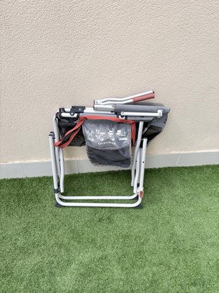 Silla de camping plegable gris y roja