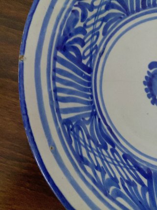 Plato antiguo decorativo azul y blanco