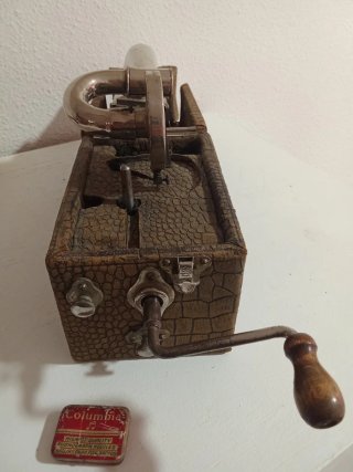 Gramófono antiguo con manivela Piter Pan