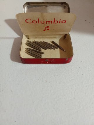 Gramófono antiguo con manivela Piter Pan