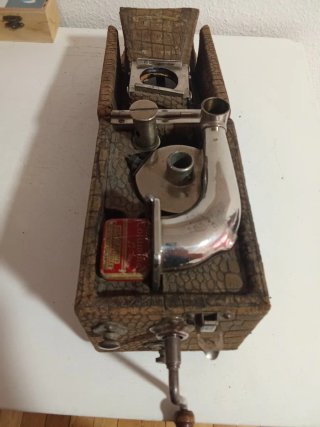 Gramófono antiguo con manivela Piter Pan
