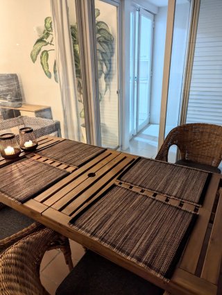 Mesa de jardín con 4 sillas y cojines
