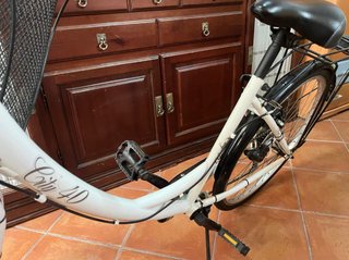 Bicicleta de paseo blanca con cesta