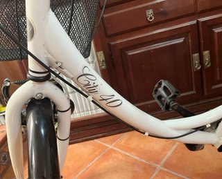 Bicicleta de paseo blanca con cesta