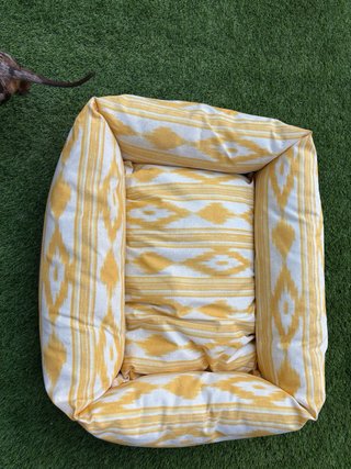 Cama para perro amarilla ikat