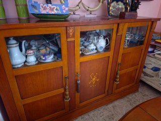 Aparador de madera con puertas de cristal