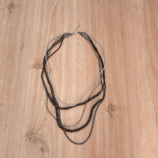 Collar multicapa plata y negro